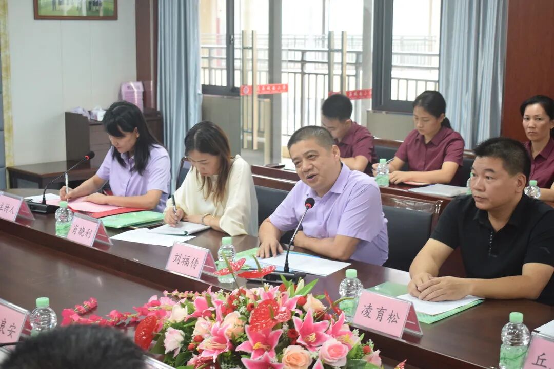 平远县城南小学刘福传校长作《家校教育,让教育更有温度》专题汇报,刘