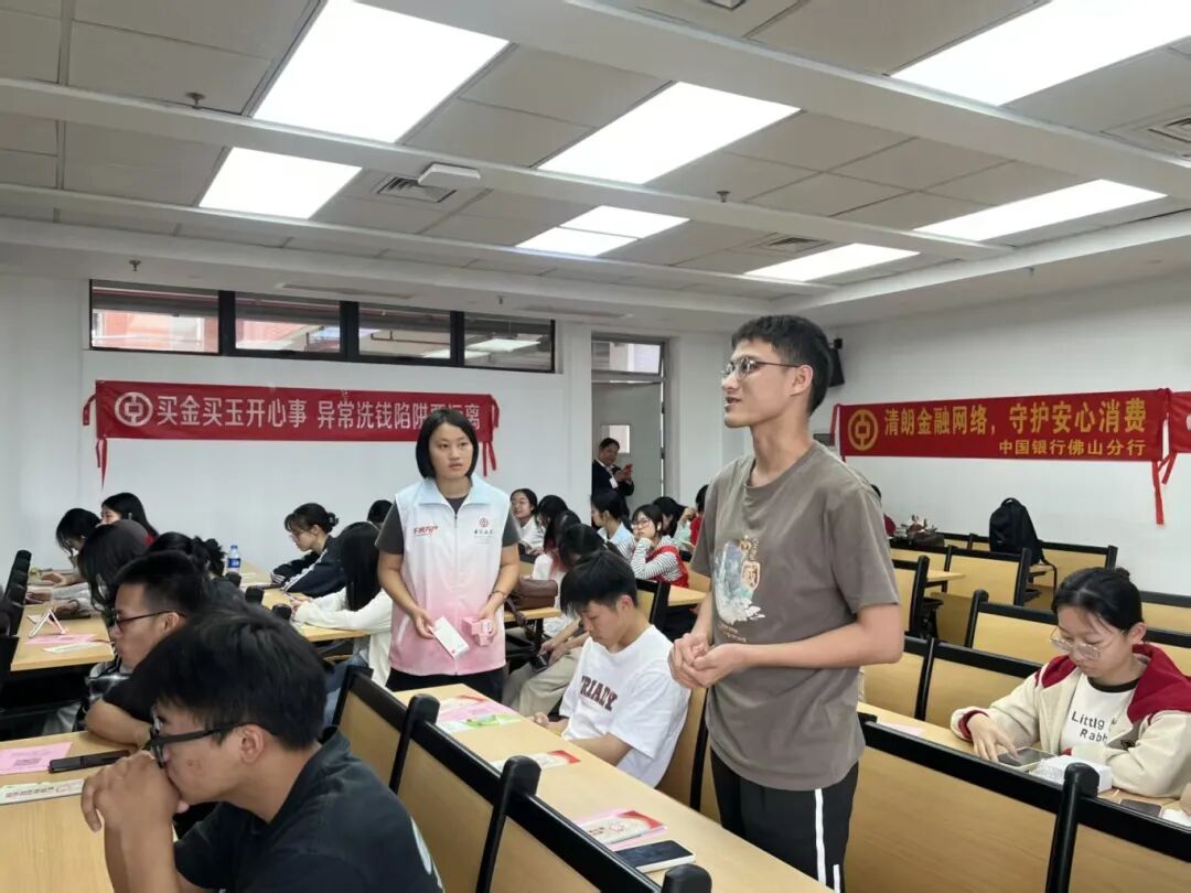 图：与学生互动。.jpg