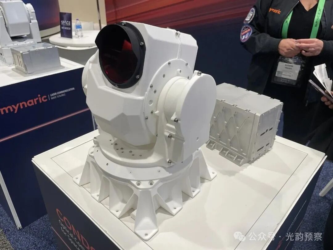 一台星载光通信终端的实物：Mynaric Co<em></em>nDOR Mk3.1。摄影 Blervis，CC BY 4.0（网友实拍，非官方渲染图）