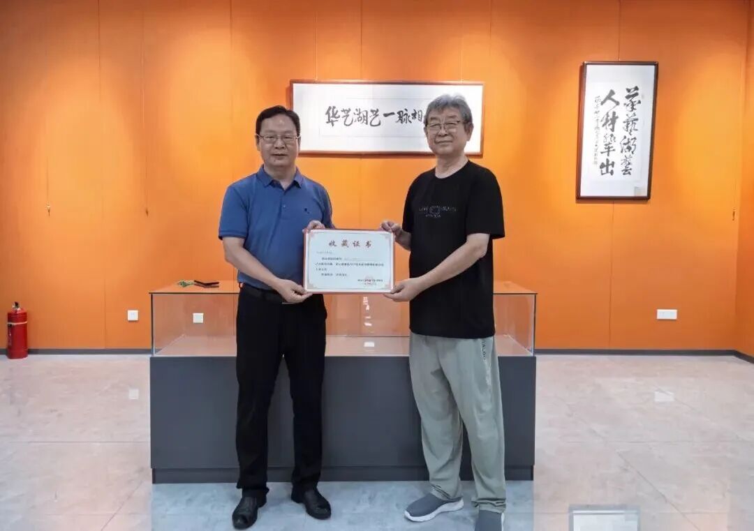 杰出校友陈白一先生长子陈明大向学校捐赠父亲画作