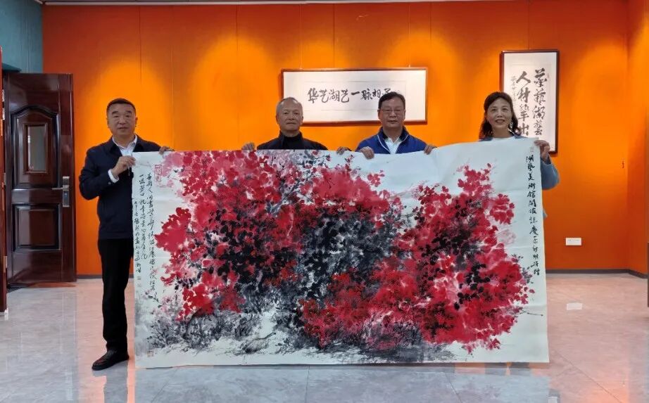 杰出校友杨新明先生向学校捐赠画作