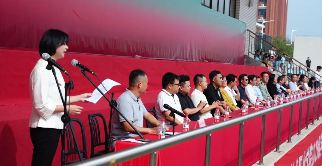 学校举行2025级新生开学典礼暨军训总结表彰大会