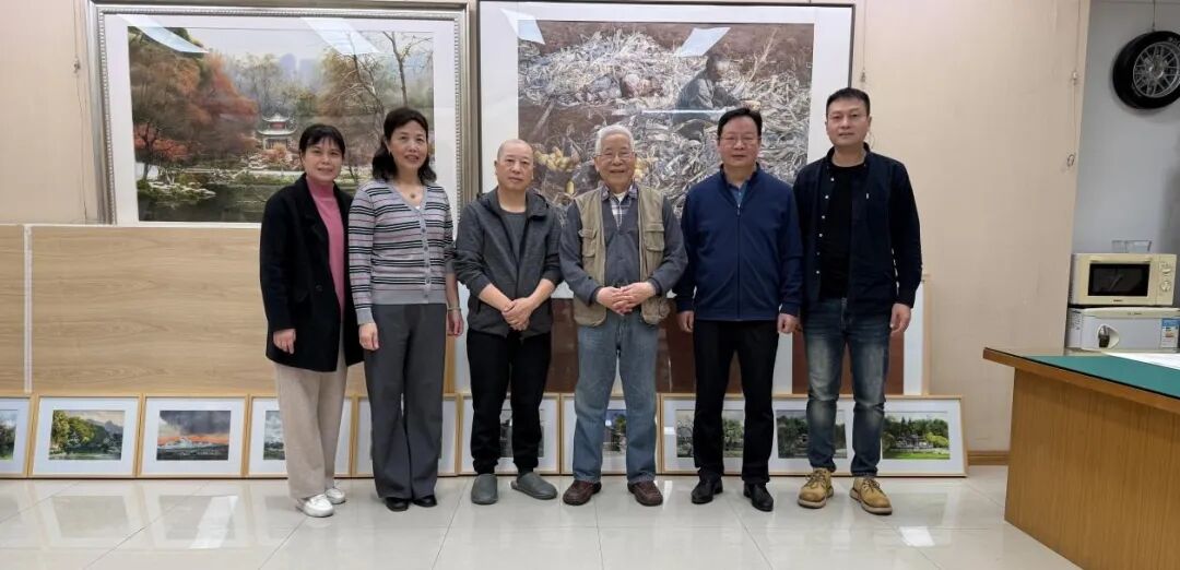 杰出校友黄铁山先生向学校捐赠三幅画作