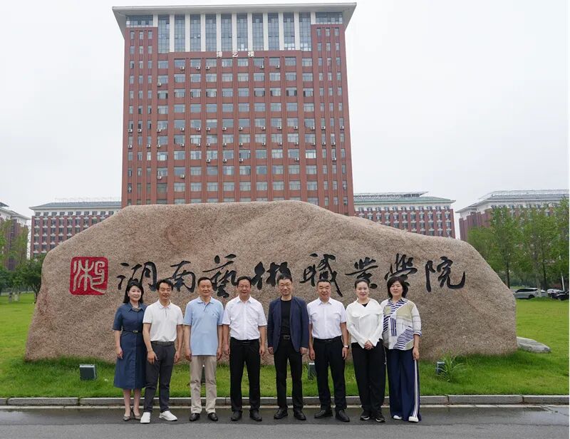 中国音乐学院院长李心草携知名校友雷佳一行来我校交流