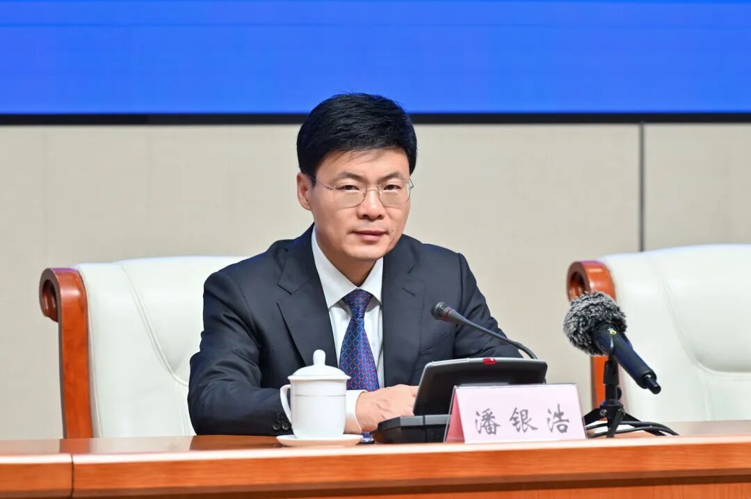 舟山市委副书记、市长潘银浩介绍舟山“十五五”规划《纲要》以及下步重点工作举措