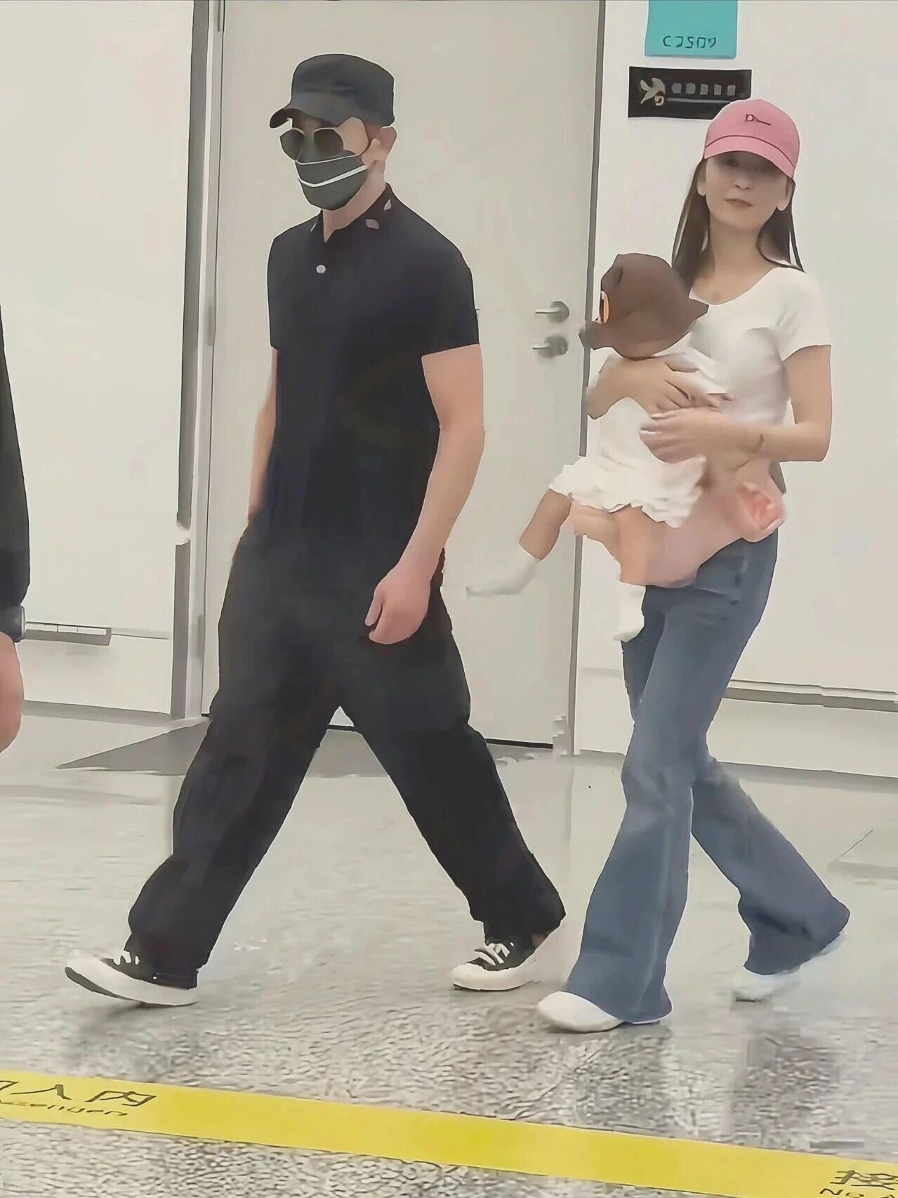 郭富城陪着方媛, 又带着那个刚刚满过九个小月龄的小孩女儿, 这一家子人从香港坐着飞机到了杭州去办事, 出现的画面看起来是非常的温馨