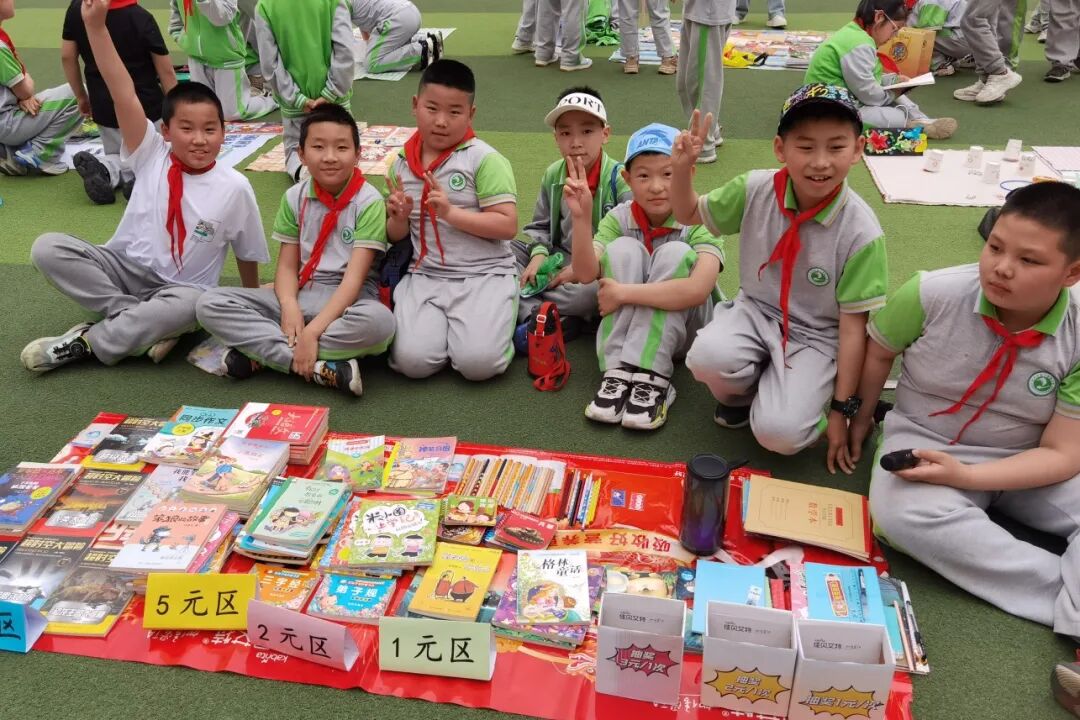 忻州市第二实验小学举行"跳蚤书市"爱心义卖活动