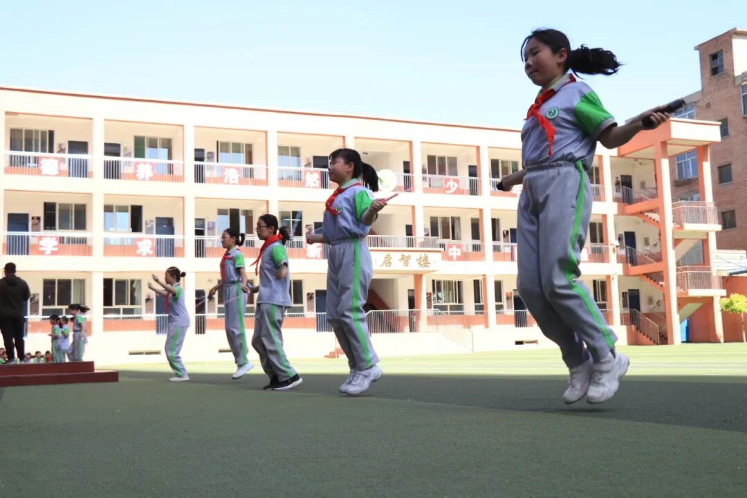 此次比赛面向四年级全体学生.通过预赛,各班选出前六名同学参加决赛.