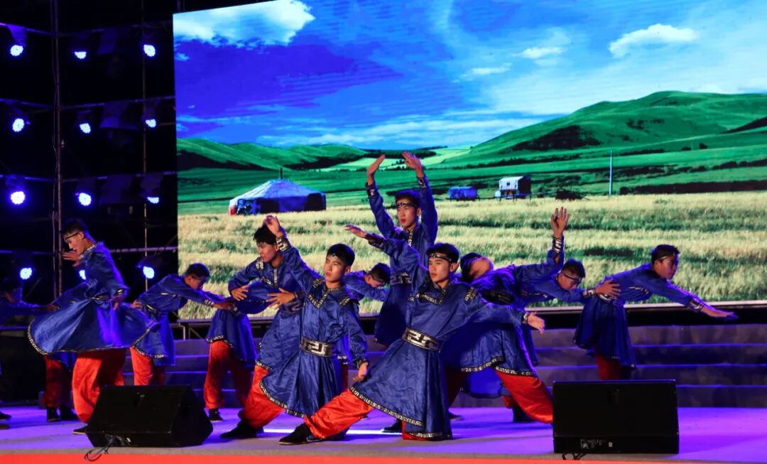 阳光照我成长》《我站在草原望北京》《咚巴拉》展现了青少年的青春活
