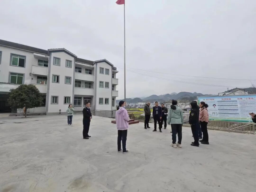 78783月14日(周四),县水务局到本庄镇荆竹村指导饮水工程前期运行