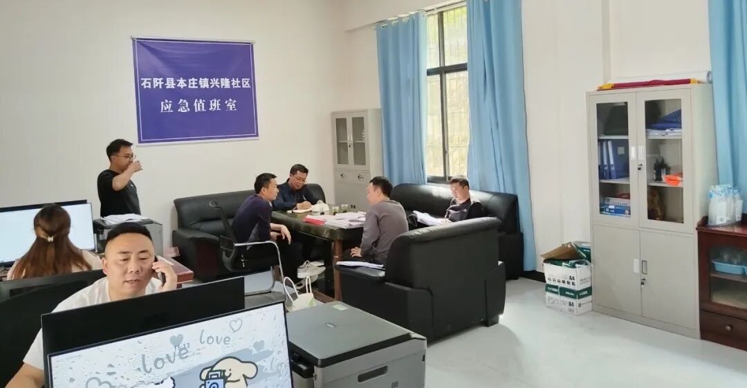 78785月6日(周一),镇党委委员,武装部部长,副镇长郭军携镇乡村