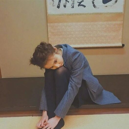 张慧雯可爱的厚黑裤袜,光脚版