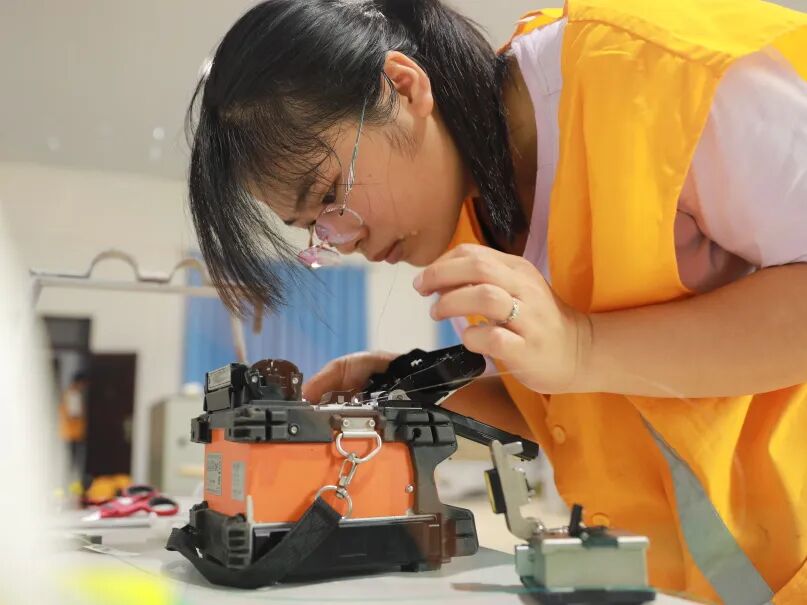 医用钳子怎么拿曾经钳子都拿不稳的她，成了广西光缆接续女冠军｜新时代·宁铁十大杰出青年_https://www.jmylbn.com_新闻资讯_第7张