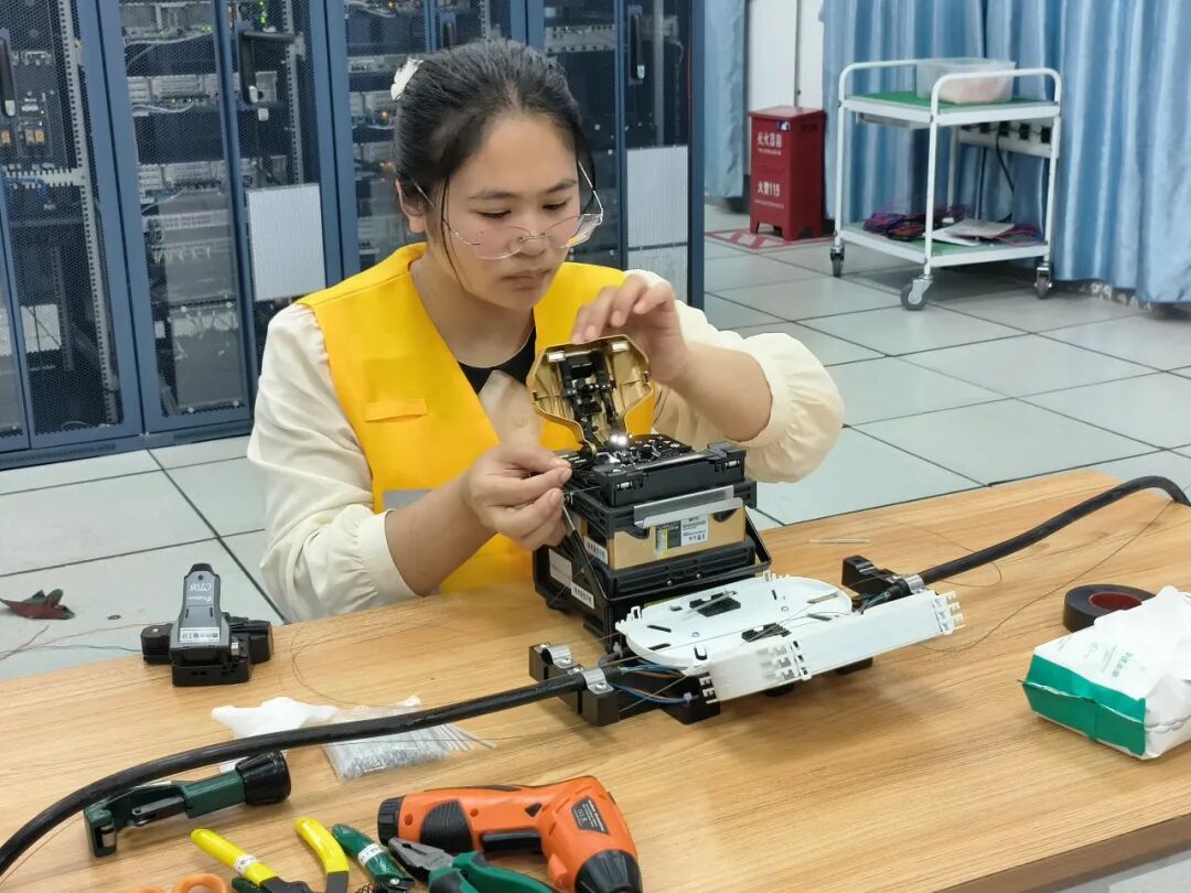 医用钳子怎么拿曾经钳子都拿不稳的她，成了广西光缆接续女冠军｜新时代·宁铁十大杰出青年_https://www.jmylbn.com_新闻资讯_第10张