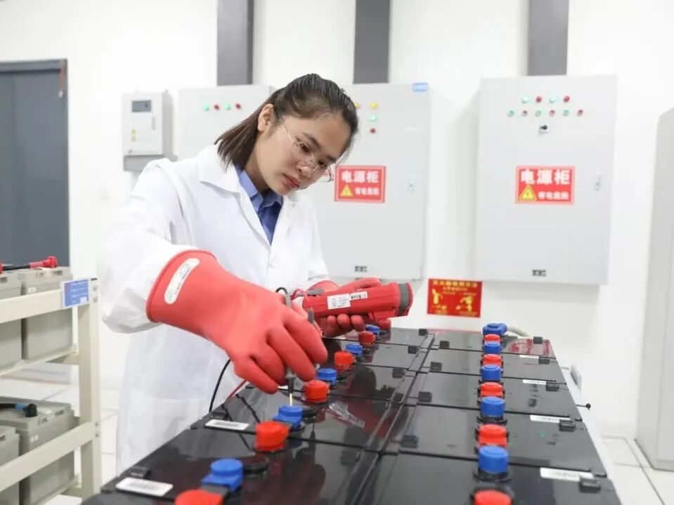 医用钳子怎么拿曾经钳子都拿不稳的她，成了广西光缆接续女冠军｜新时代·宁铁十大杰出青年_https://www.jmylbn.com_新闻资讯_第8张