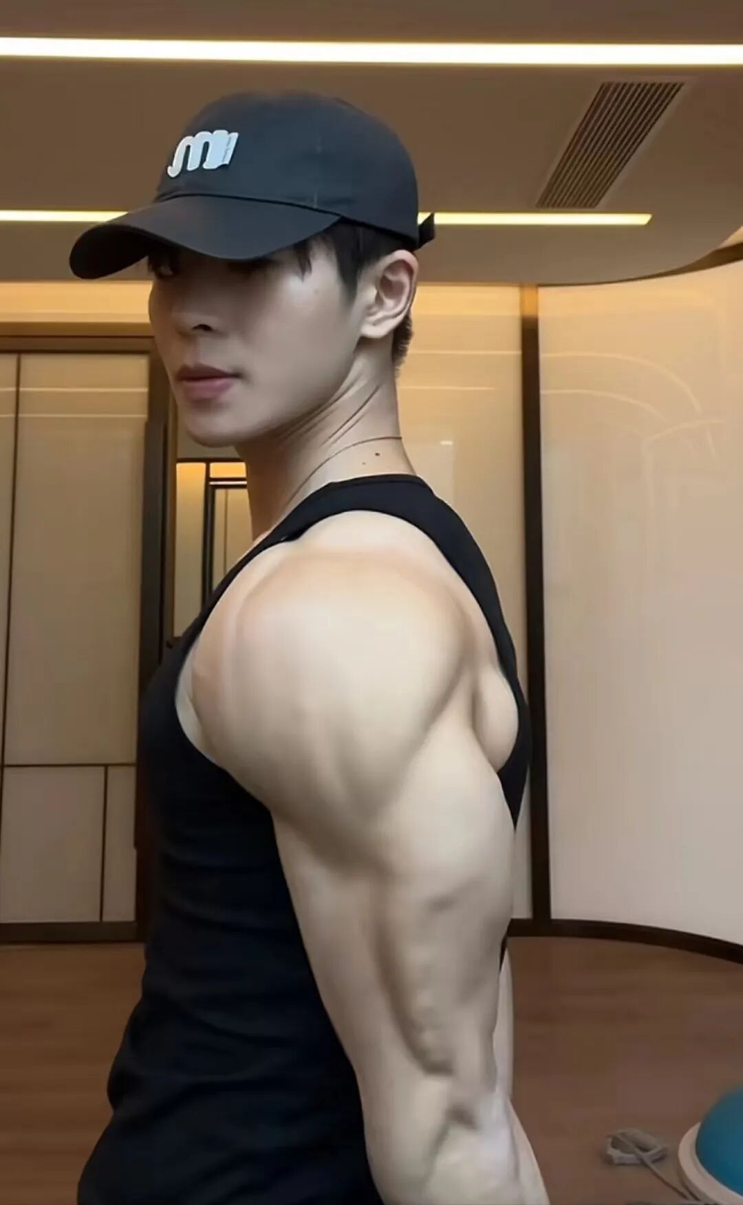 妈呀!这是只存在于漫画中的肌肉男菩萨么?