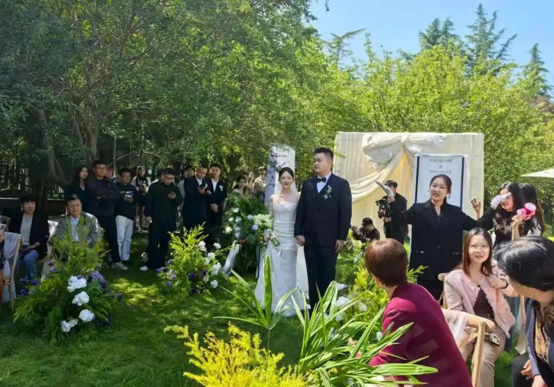 妈妈亲手打造的草坪婚礼