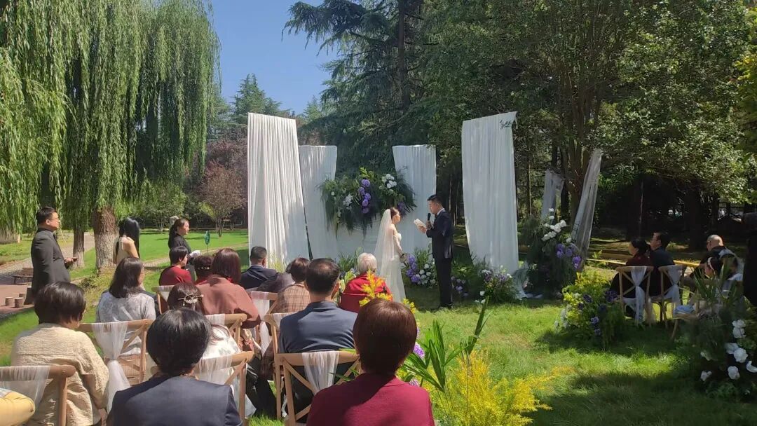 妈妈亲手打造的草坪婚礼