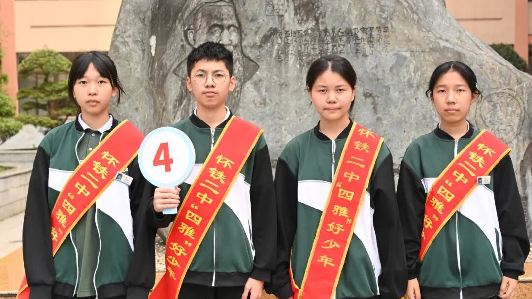 2204班:米璐,胡浩栩,李雅琳,向乐涵2205班:杨凯,米碑碑,邓琴琴,张文婧