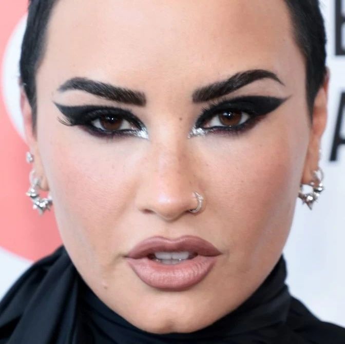 Demi Lovato 的问题是她不觉得自己有问题,一个歌手我觉得好好唱歌就够了,能不能不能再听一听她自信的高音?算我没出息!