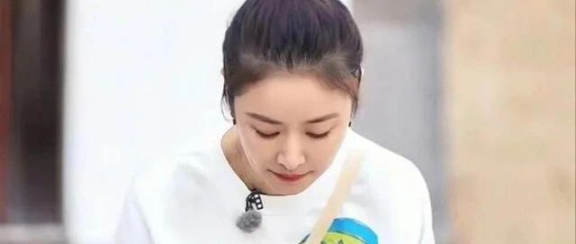 林心如&ldquo;上宽下松&rdquo;穿法刷屏,羽绒服阔腿裤小白鞋成怕冷女生冬日模板