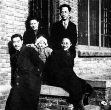 1950年萧明华被捕，曾被逼5天5夜不能睡，墓碑上无名无姓，仅3字