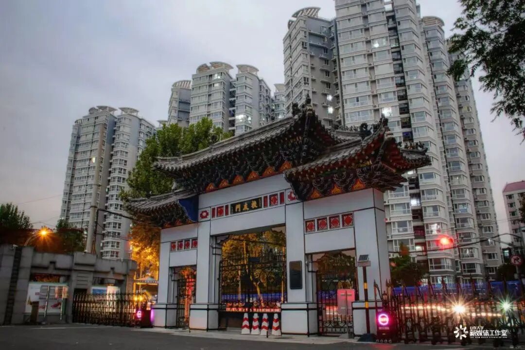 图丨山东大学百年校友门"文化是历史的沉淀,存留于建筑间,融汇在生活