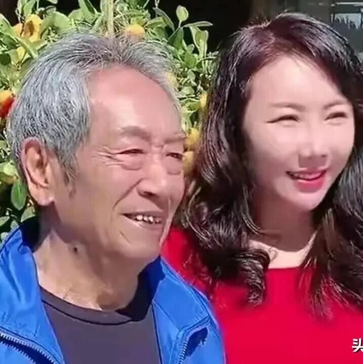 不顾家人反对嫁68岁王奎荣,被骂拜金女的她,11年后成最大赢家!