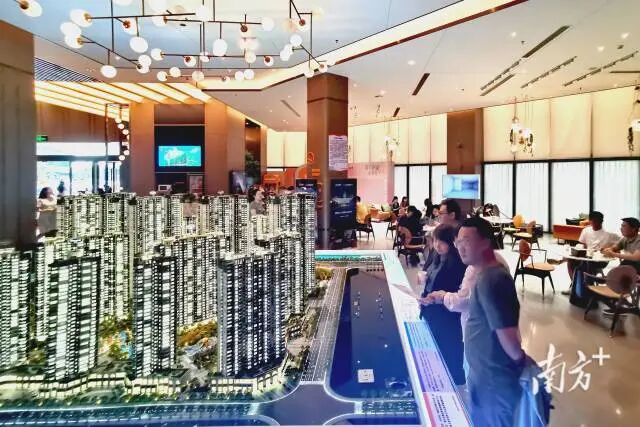 楼市新政让房地产市场关注度提升。  南方+ 张晓宜 拍摄