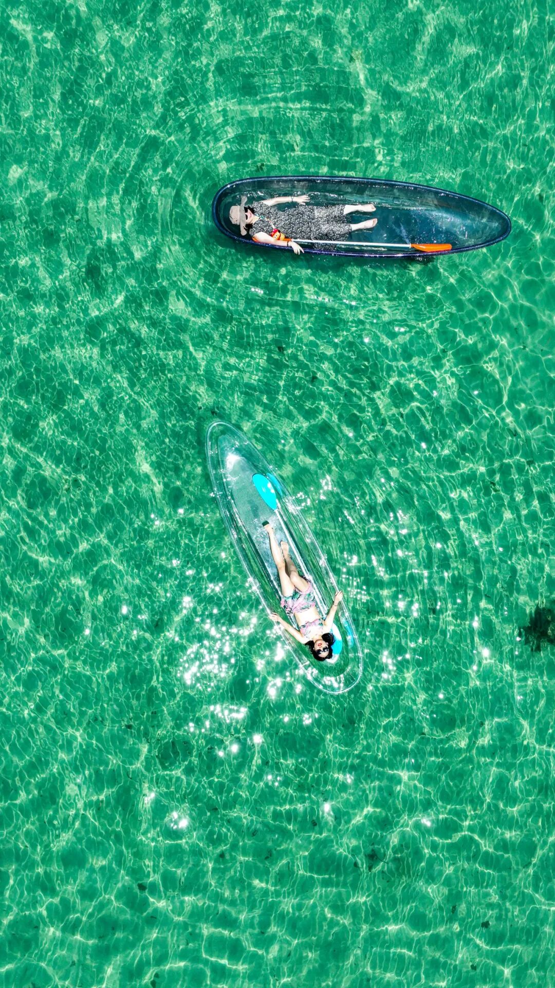 △游客在東涌劃船游玩。這里是北緯20°13′14″，</p><p style=