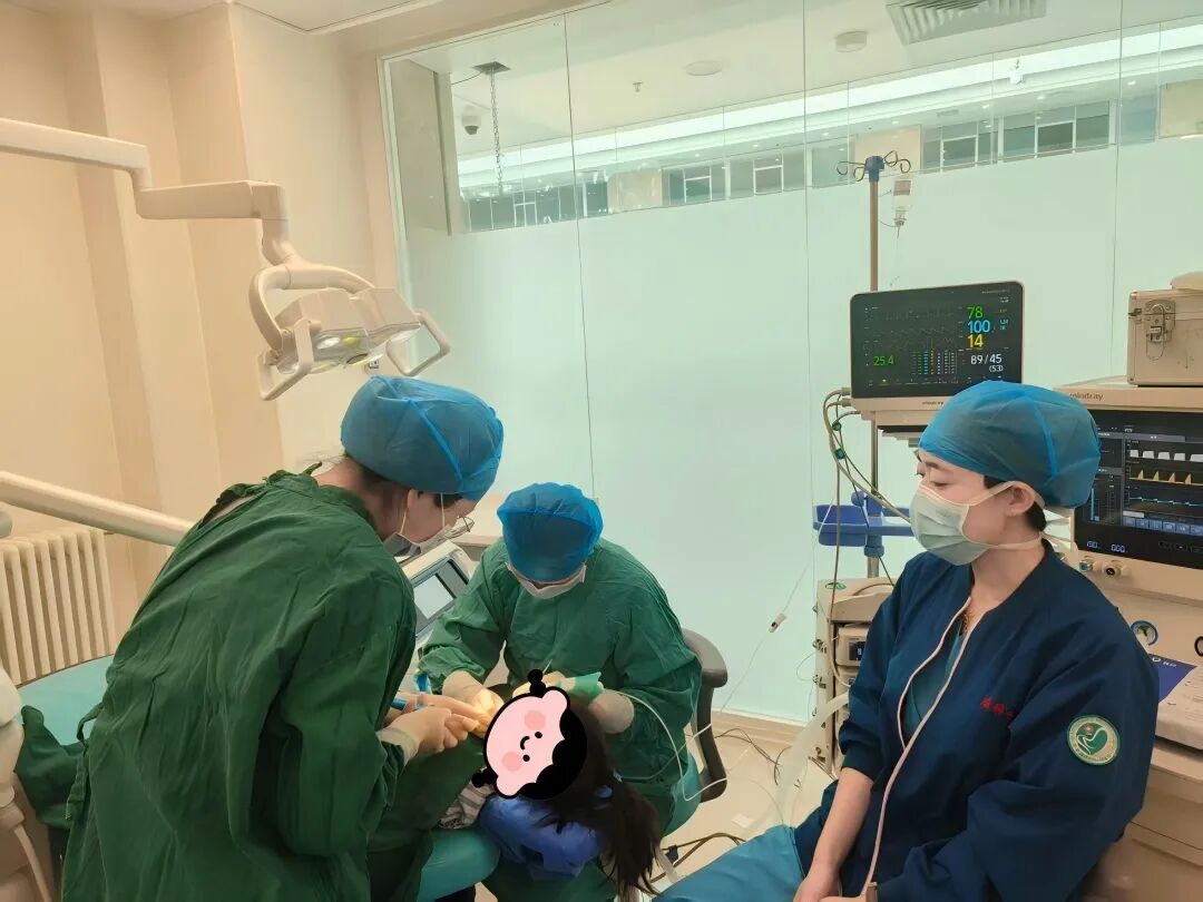 医护人员为患儿实施全麻下口腔舒适化治疗.jpg