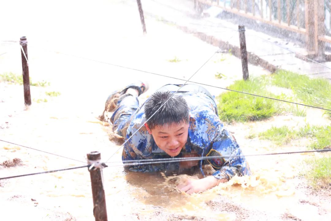 南宁一教官多次将男孩头按进水里