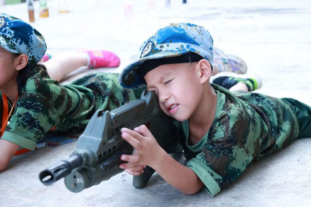 南宁一教官多次将男孩头按进水里