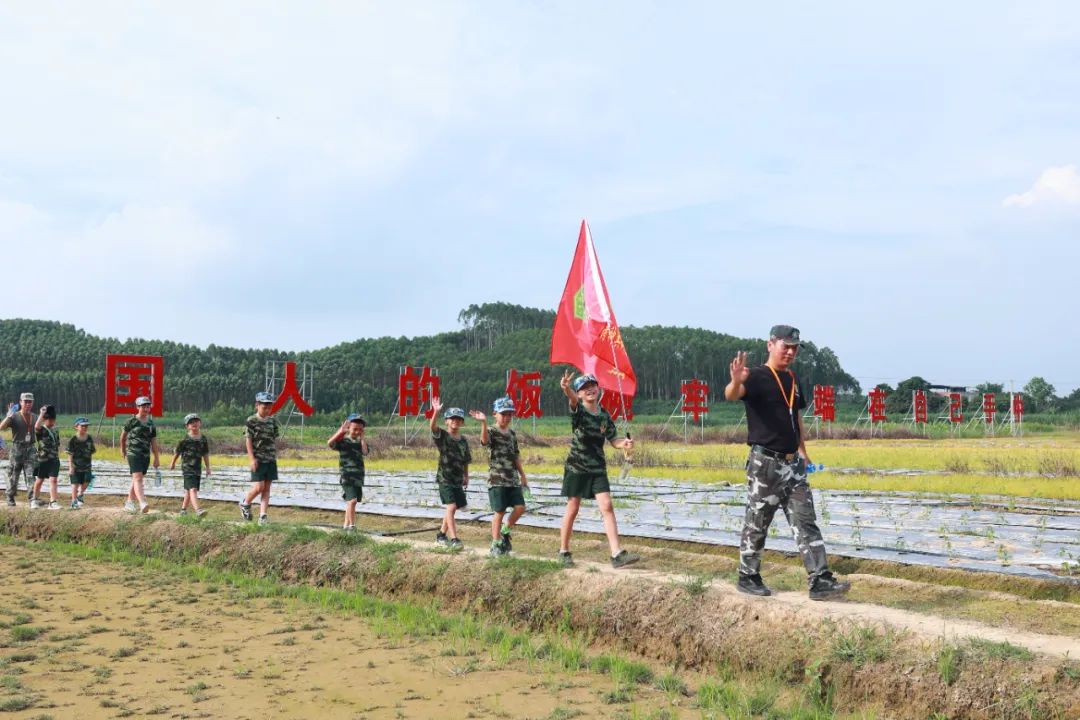 南宁一教官多次将男孩头按进水里