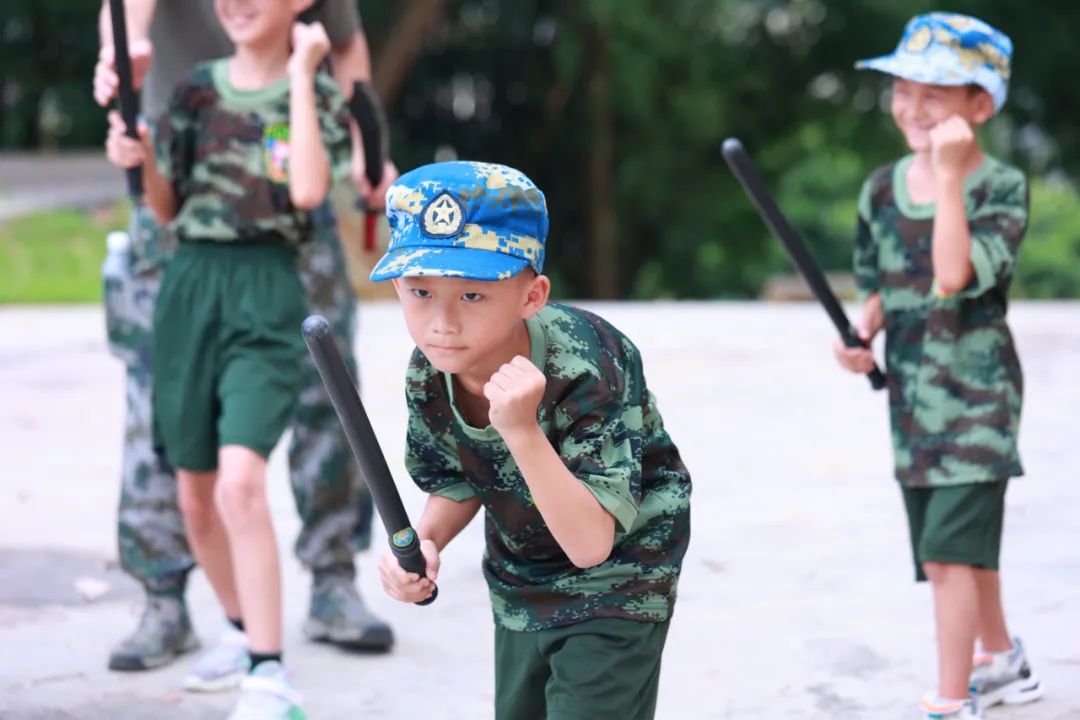 南宁一教官多次将男孩头按进水里