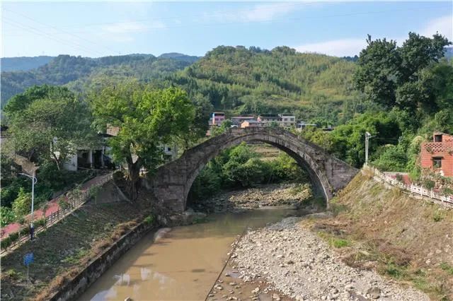 串聯白洋河萬善橋,成萬古驛道梁平段,百步梯摩岩石