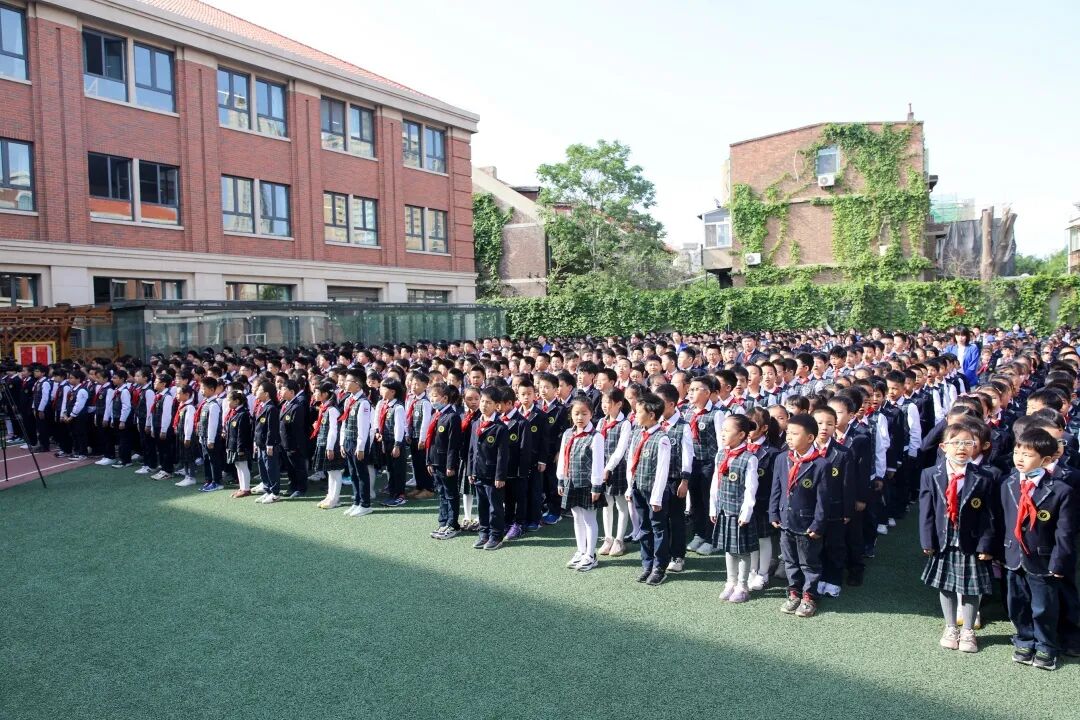 党在我心中永远跟党走逸阳梅江湾国际学校举行主题升旗仪式