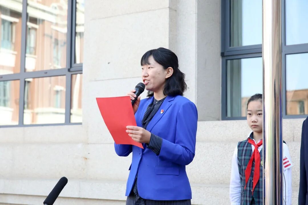 党在我心中永远跟党走逸阳梅江湾国际学校举行主题升旗仪式