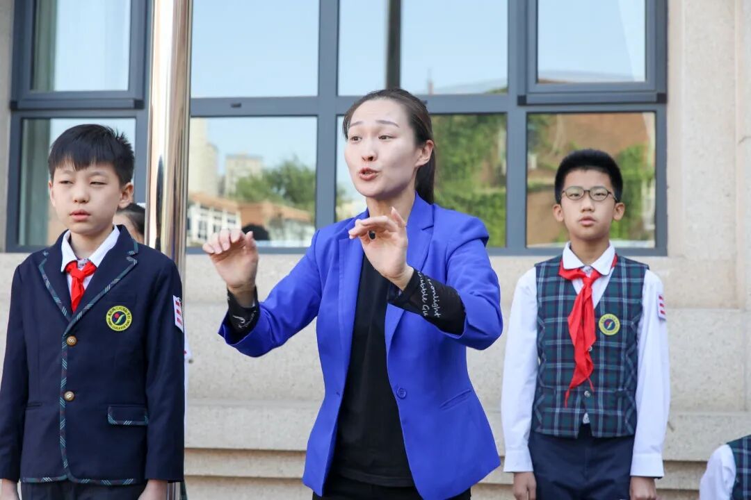 党在我心中永远跟党走逸阳梅江湾国际学校举行主题升旗仪式