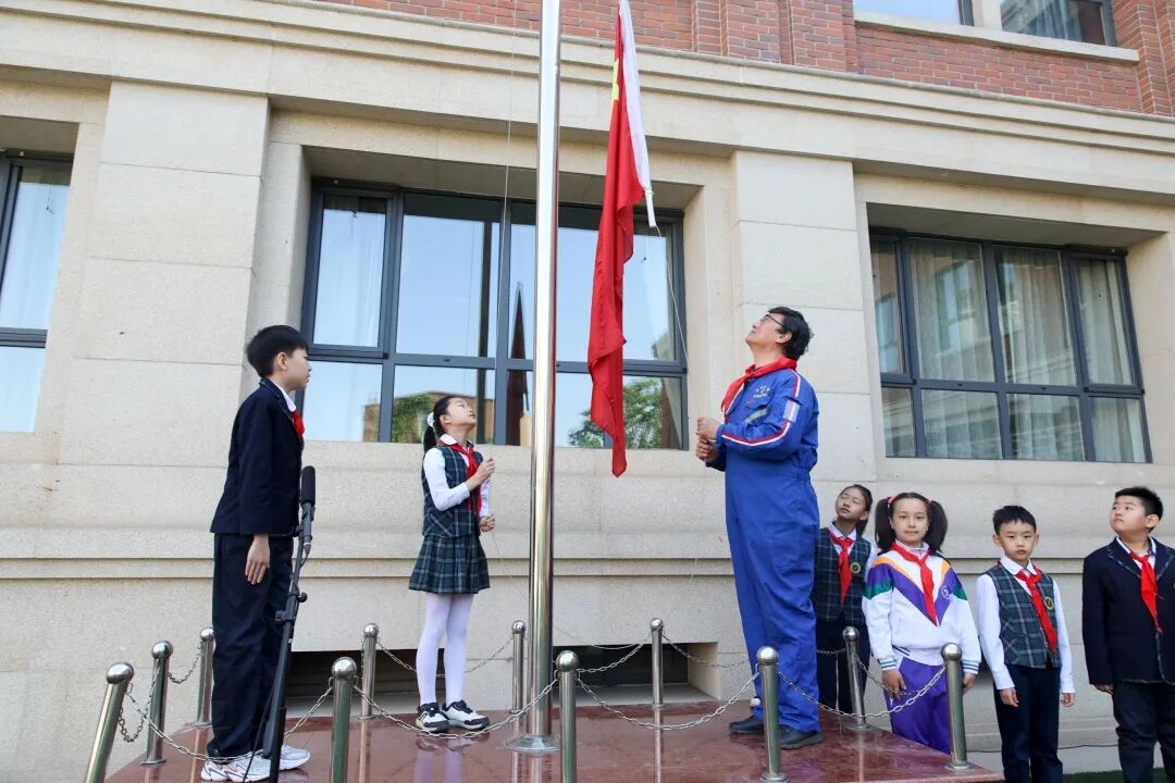 党在我心中永远跟党走逸阳梅江湾国际学校举行主题升旗仪式