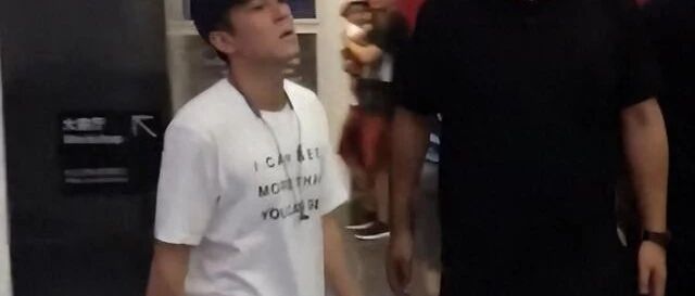 陈冠希被要求给日本人让路,当场怒怼空服,有VIP卡就是人上人?