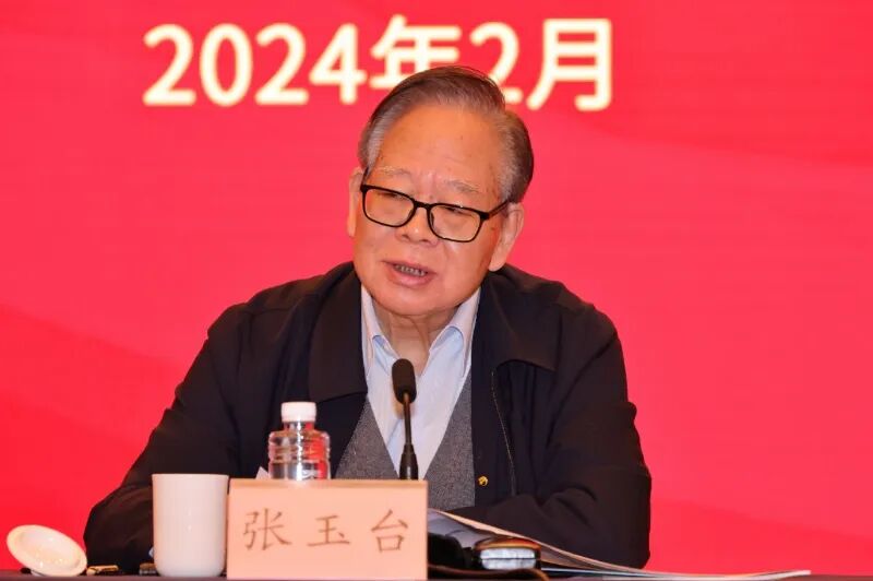 中国关工委常务副主任兼秘书长张玉台主持上午会议并作总结讲话张玉台