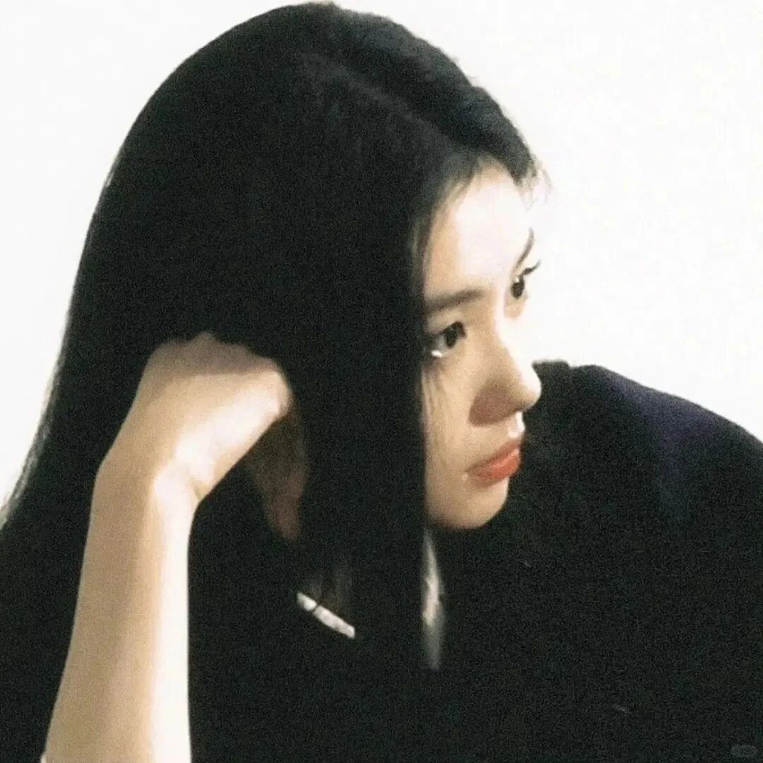 白底气质侧脸女生头像