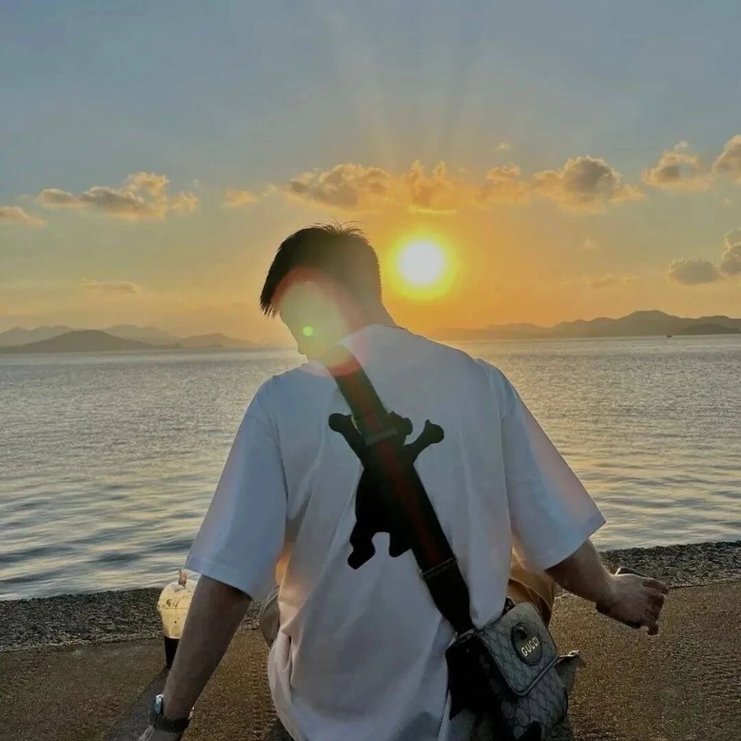 海边日落背影不露脸男生头像