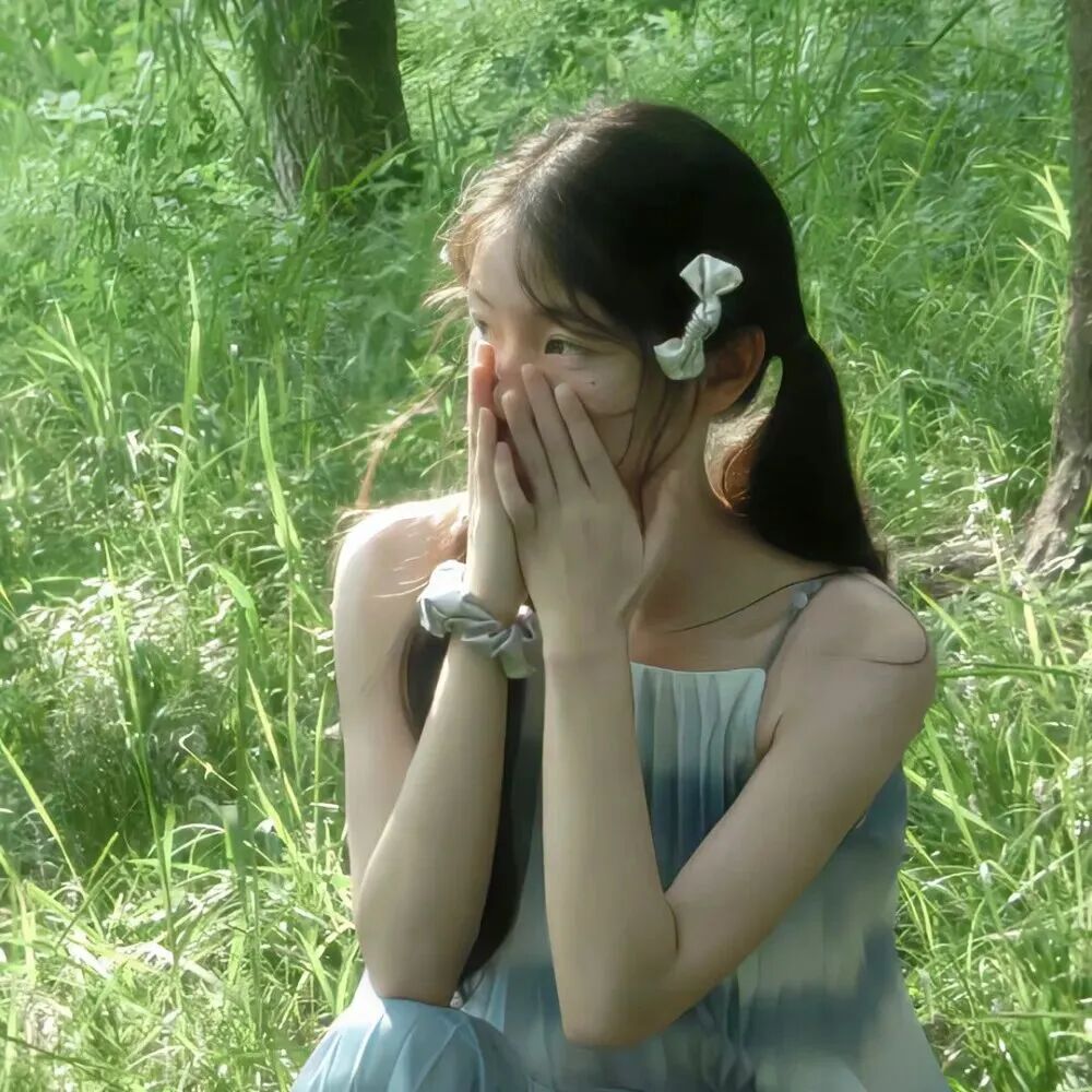 小清新捂脸女生头像