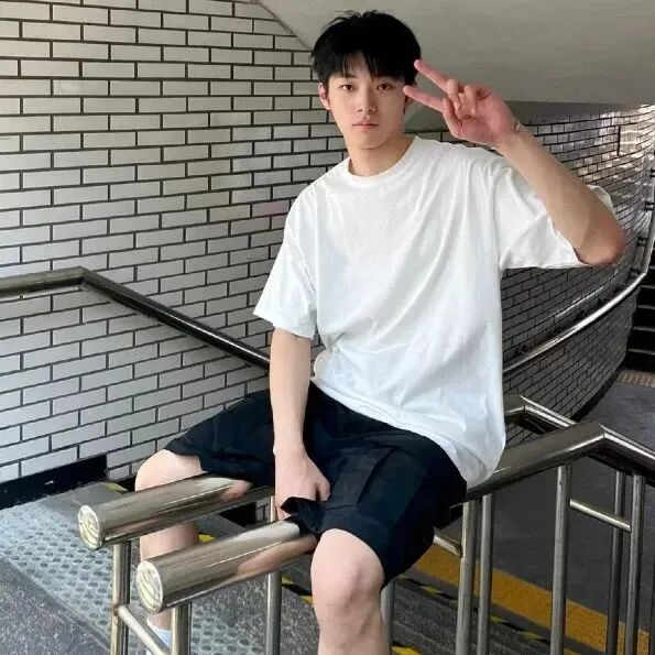 剪刀手帅气男生头像