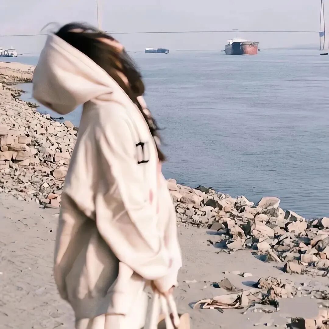 海边休闲帽侧脸女生头像