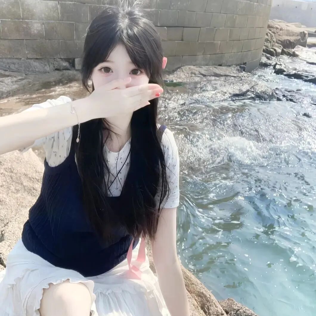 捂嘴纯欲女生头像