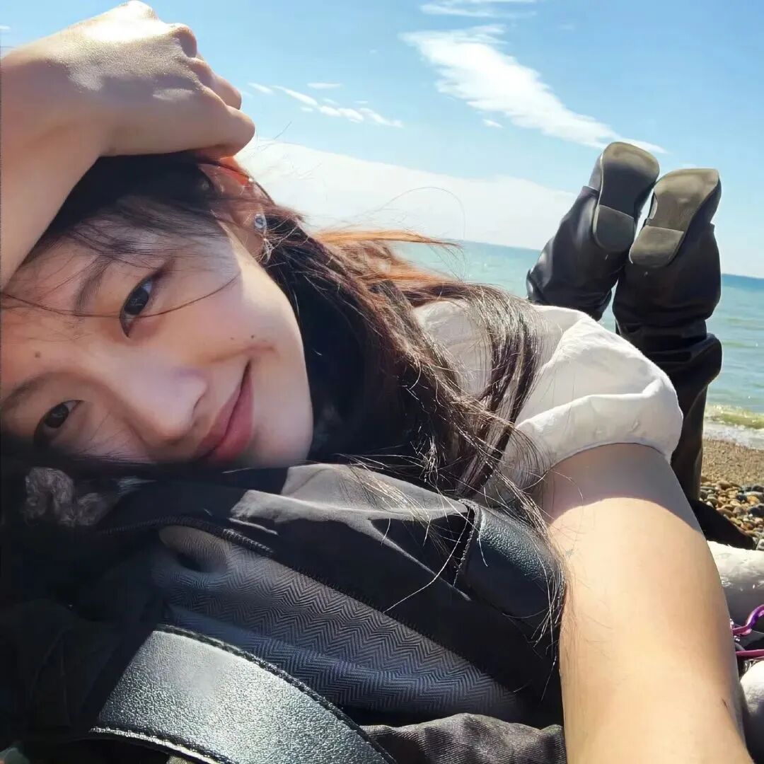 海边躺着温柔女生头像