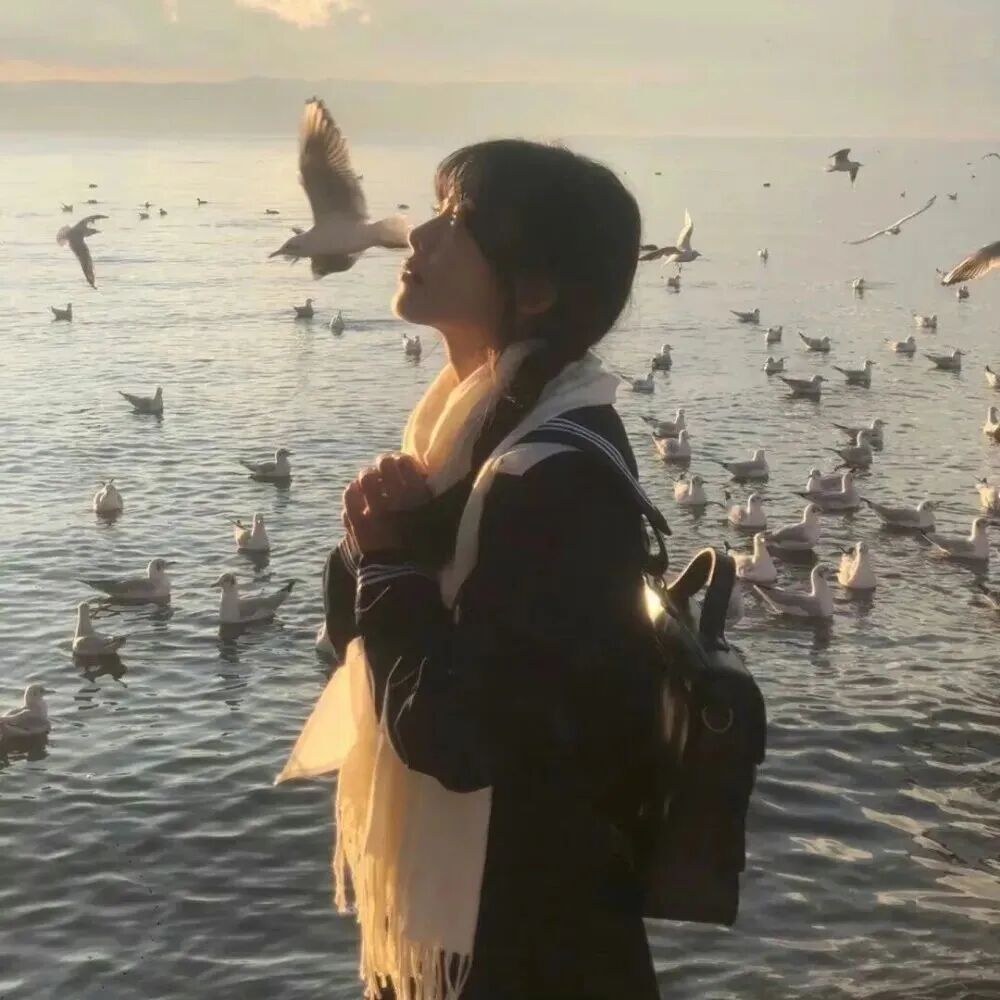 氛围感海边侧脸女生头像